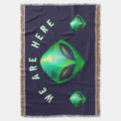 "We Are Here" Green Alien head スローブランケット (正面縦)