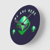 "We Are Here" Green Alien head ラウンド壁時計 (傾斜)