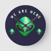 "We Are Here" Green Alien head ラウンド壁時計 (正面)