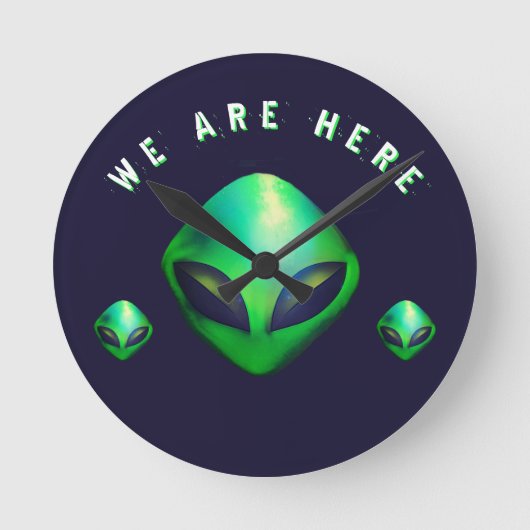 "We Are Here" Green Alien head ラウンド壁時計 (正面)