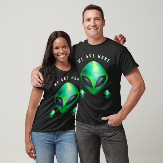 "We Are Here" Green Alien head Tシャツ (ユニセックス)