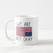 We Are Not Ok Usa Flag Upside Down Patriotic Sayin コーヒーマグカップ (左)