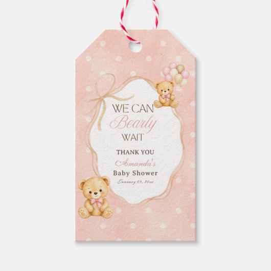 We Can Bearly Wait ピンクのクマの女の子 ベビーシャワー ギフトタグ (正面)