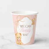We Can Bearly Wait ピンクのクマの女の子 ベビーシャワー 紙コップ (裏面)