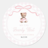 We Can Bearly Wait ピンクのテディベア ベビーシャワー ラウンドシール (正面)