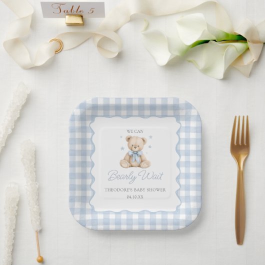 We Can Bearly Wait Blue Teddy Bear Baby Shower ペーパープレート (ウェディング)