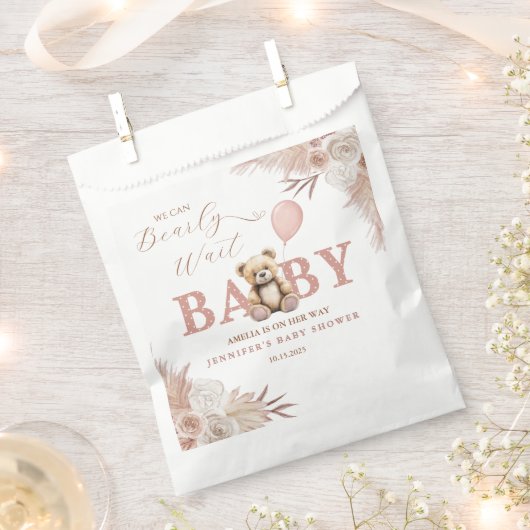 We Can Bearly Wait Boho Pink Teddy Bear フェイバーバッグ (クリップ留めされた状態)