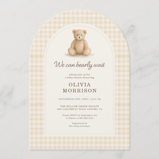 We Can Bearly Wait Gingham Baby Shower 招待状 (正面)