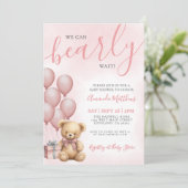 We Can Bearly Wait Girl Pink Bear Baby Shower 招待状 (スタンド正面)