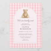 We Can Bearly Wait Pink Gingham Baby Shower 招待状 (正面)