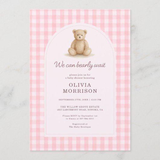 We Can Bearly Wait Pink Gingham Baby Shower 招待状 (正面)