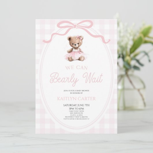 We Can Bearly Wait Pink Teddy Bear Baby Shower 招待状 (スタンド正面)