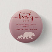 We Can Bearly Wait Pink Woodland Baby Shower 缶バッジ (正面)