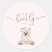 We Can Bearly Wait Teddy Bear Pink Baby Shower ラウンドシール (正面)