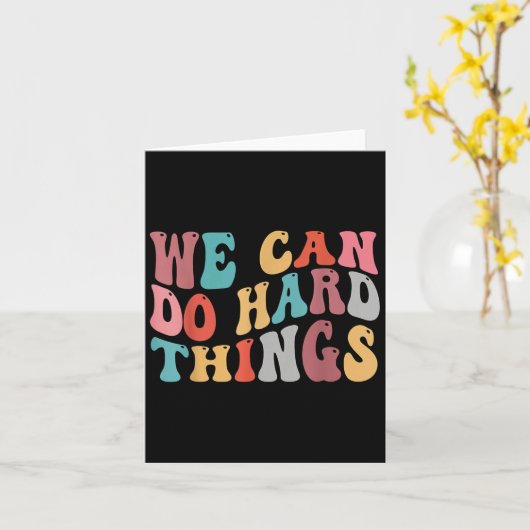 We Can Do Hard Things Groovy Retro Motivational Qu カード (黄色い花)