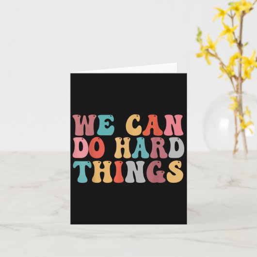 We Can Do Hard Things Groovy Retro Motivational Qu カード (黄色い花)