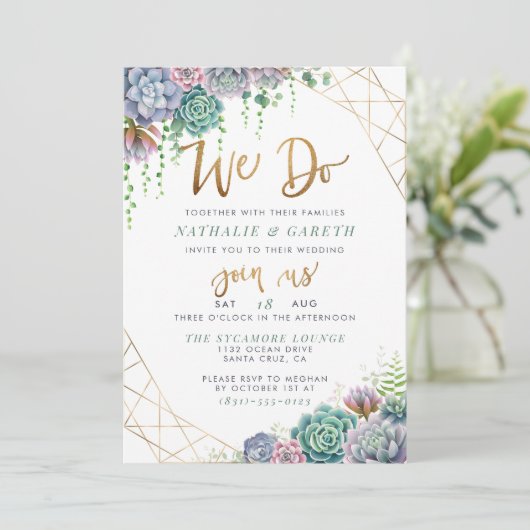 「We Do」手書きスクリプトと多肉植物のウェディング 招待状 (スタンド正面)