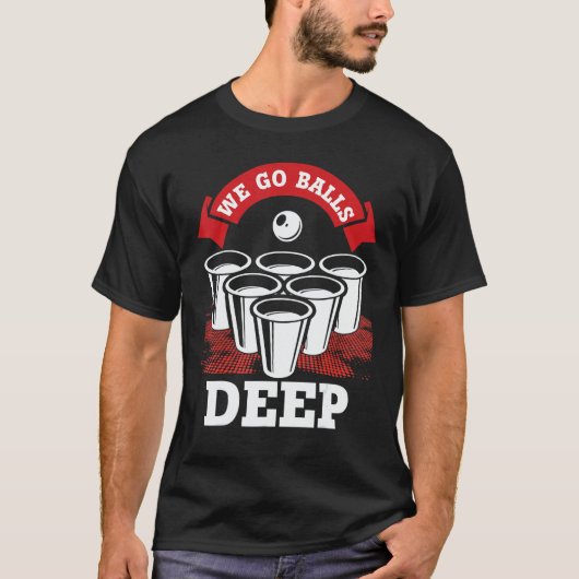 We Go Balls Deep Beer Pong College Drinking Party Tシャツ (正面)
