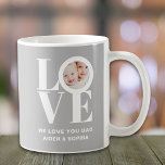 We Love Youパパカスタムフォトファーザー・デイ コーヒーマグカップ<br><div class="desc">This We Love Youのパパフォトマグは灰色の背景に白いタイポグラフィのLOVEという言葉と共に飾。写真と名前で簡単にカスタマイズ。父の日素晴らしの贈り物を作る。</div>