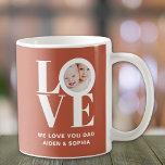 We Love YouパパパーソナライズされたPhoto Father's Day コーヒーマグカップ<br><div class="desc">この私たちは愛あなたパパ写真マグは白いタイポグラフィの単語LOVEさび背景に飾ある。写真と名前で簡単にカスタマイズ。父の日素晴らしの贈り物を作る。</div>