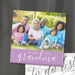 We Love You Gramonaの写真カスタム写真 マグネット<br><div class="desc">カスタム手頃写真とパーソナライズされた文字を印刷した磁石。母の日に母や祖母と特別な写真を追加する。文字読「We Love You Gramona」またはカスタマイズあなた自身のメッセージ。デザインツールを使用して写真を追加し、背景色を変更し、文字のフォントと色を編集しユニークて、母やおばあちゃんのための優しい母の日のフォトマグネットの1つを作成する。</div>