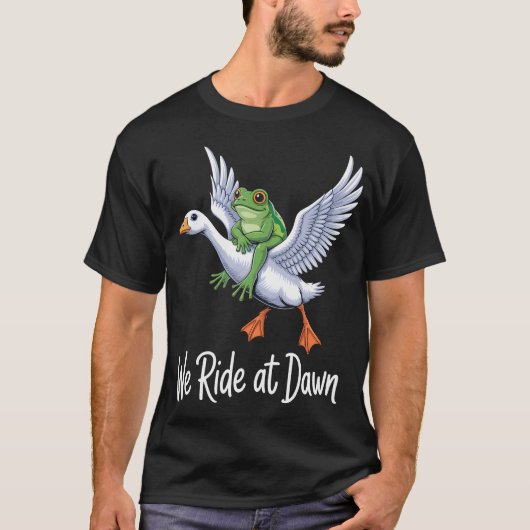 We Ride At Dawn Frog Lovers Funny Adventure Tシャツ (正面)