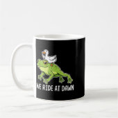 We Ride At Dawn Funny Duck Riding Frog Chaotic Ani コーヒーマグカップ (左)