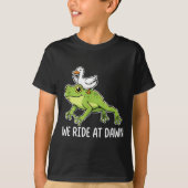 We Ride At Dawn Funny Duck Riding Frog Chaotic Ani Tシャツ (正面)