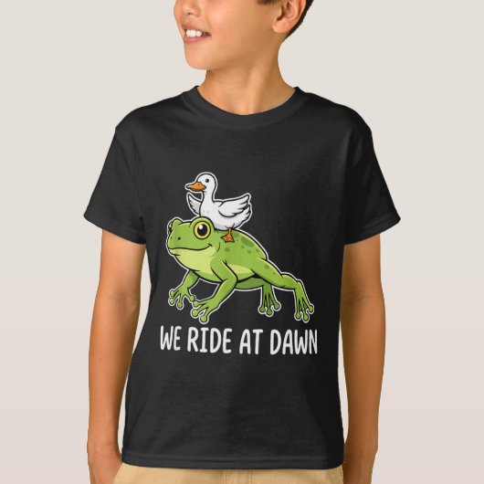 We Ride At Dawn Funny Duck Riding Frog Chaotic Ani Tシャツ (正面)