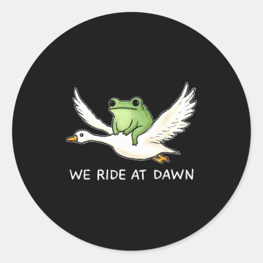 We Ride At Dawn Funny Frog Riding Goose Chaotic An ラウンドシール (正面)
