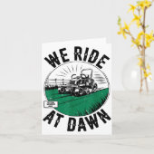 We Ride At Dawn Lawn Mower Zero-turn Funny Dad Mow カード (黄色い花)