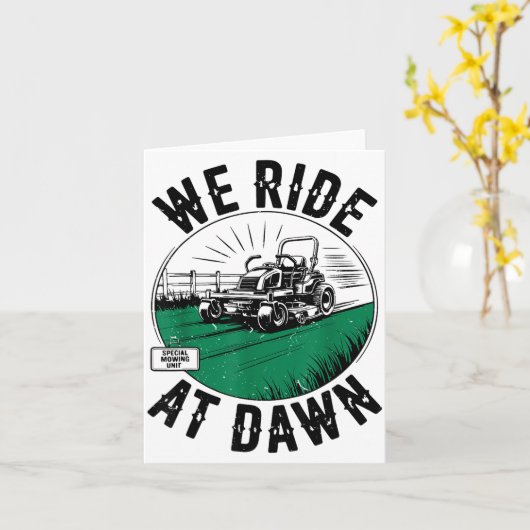 We Ride At Dawn Lawn Mower Zero-turn Funny Dad Mow カード (黄色い花)
