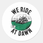 We Ride At Dawn Lawn Mower Zero-turn Funny Dad Mow ラウンドシール (正面)