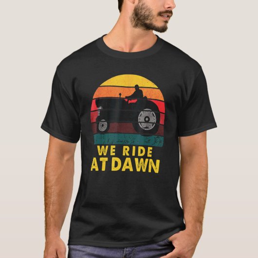 We Ride At Dawn Lawnmower Lawn Mowing Dad Yard Tシャツ (正面)