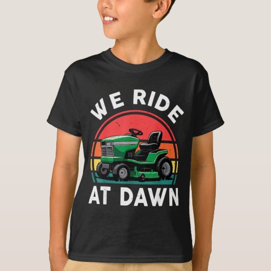 We Ride At Dawn Riding Lawn Mower Toddler Funny Mo Tシャツ (正面)