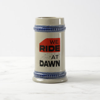We ride at Dawn T-Shirt – アドベンチャーバイクもしくは自転車に乗る人 ビールジョッキ
