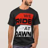 We ride at Dawn T-Shirt – アドベンチャーバイクもしくは自転車に乗る人 Tシャツ (正面)