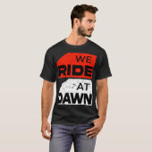 We ride at Dawn T-Shirt – アドベンチャーバイクもしくは自転車に乗る人 Tシャツ (正面フル)