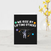 We Rise By Lifting Others Astronaut Sitive Motivat カード (黄色い花)