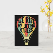 We Rise By Lifting Others Funny Air Balloon Motiva カード (黄色い花)