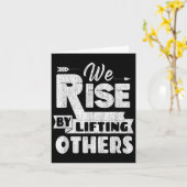 We Rise By Lifting Others Insrational &amp; Motiva カード (黄色い花)