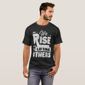 We Rise By Lifting Others Insrational &amp; Motiva Tシャツ (正面フル)