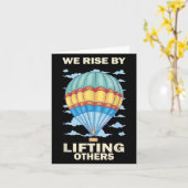 We Rise By Lifting Others Insrational Hot Air Ball カード (黄色い花)