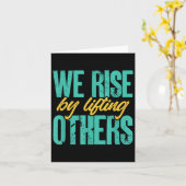 We Rise By Lifting Others Motivation Insration Upl カード (黄色い花)