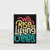 We Rise By Lifting Others - Motivational Insration カード (正面)