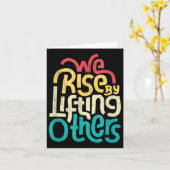 We Rise By Lifting Others - Motivational Insration カード (黄色い花)