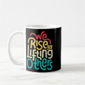 We Rise By Lifting Others - Motivational Insration コーヒーマグカップ (左)
