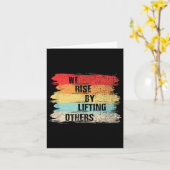 We Rise By Lifting Others Motivational Quotes カード (黄色い花)