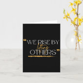 We Rise By Lifting Others Motivational Quotes カード (黄色い花)