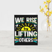 We Rise By Lifting Others Sitive Motivational Quot カード (黄色い花)